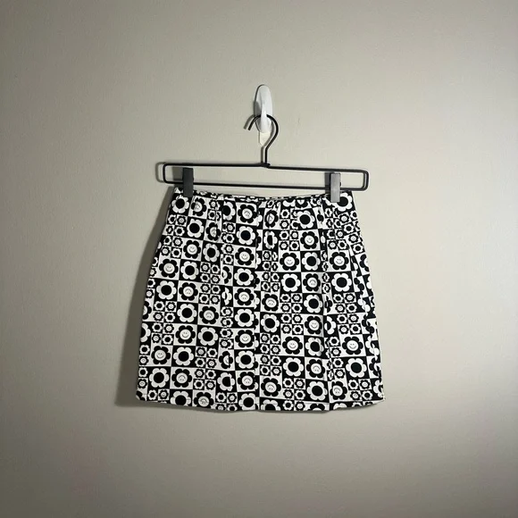 Art Class Black and White Floral Patterned Skirt - Picture 2 of 4